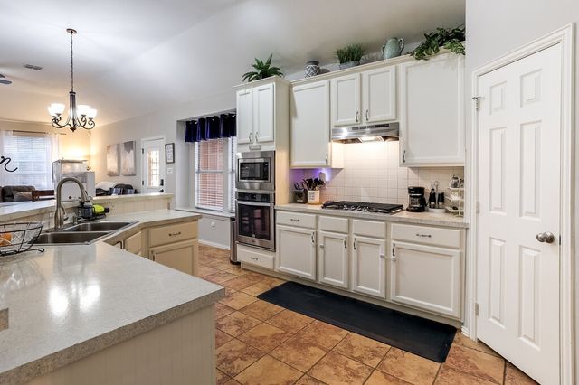 124 Stonecreek Drive, Irving, TX 75063