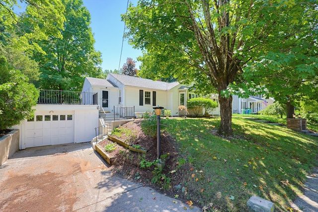 20 Tondreau Ave, Attleboro, MA 02703