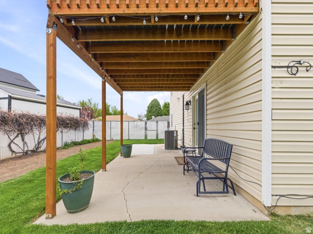 Image 32 of property listing at 2079 N 2100 E, Layton, UT 84040
