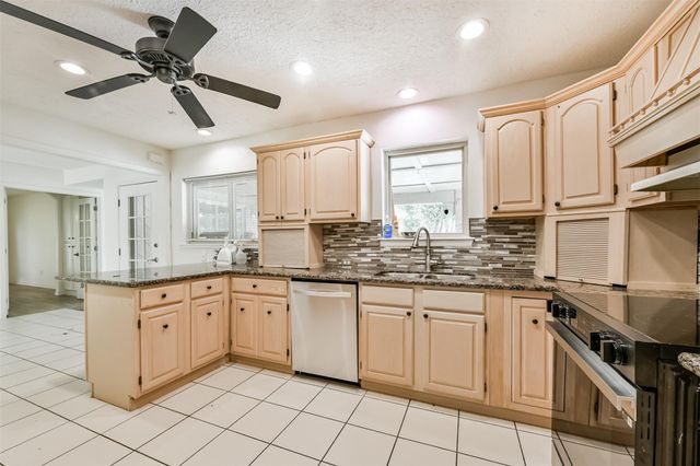 807 Stadium Circle, Friendswood, TX 77546
