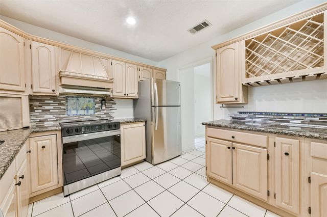 807 Stadium Circle, Friendswood, TX 77546