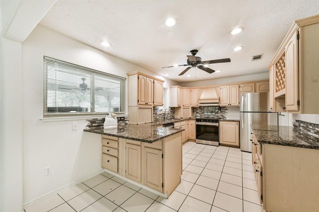 807 Stadium Circle, Friendswood, TX 77546