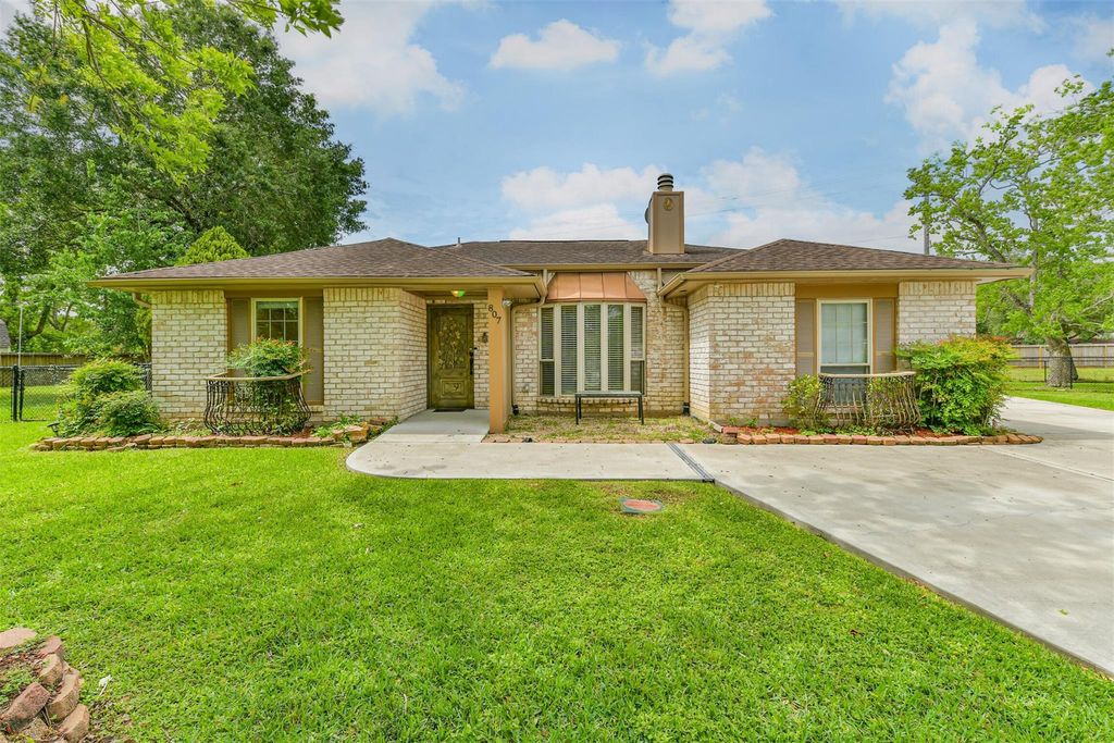 807 Stadium Circle, Friendswood, TX 77546