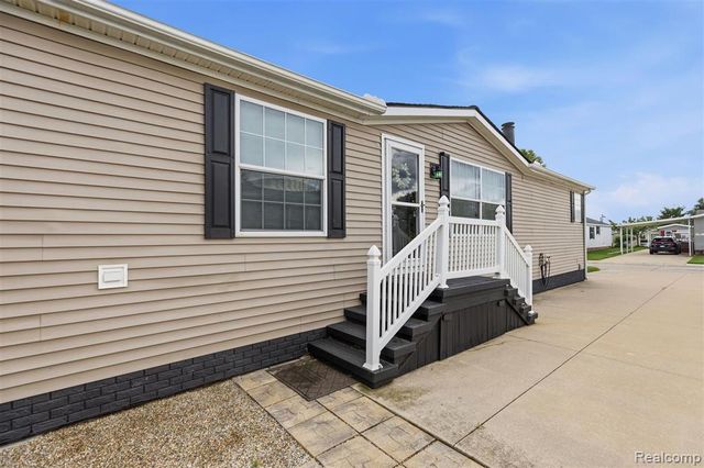 57510 Old Red Ln, Lenox, MI 48048