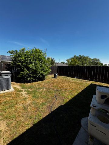 3237 Whittier Avenue, Clovis, CA 93611