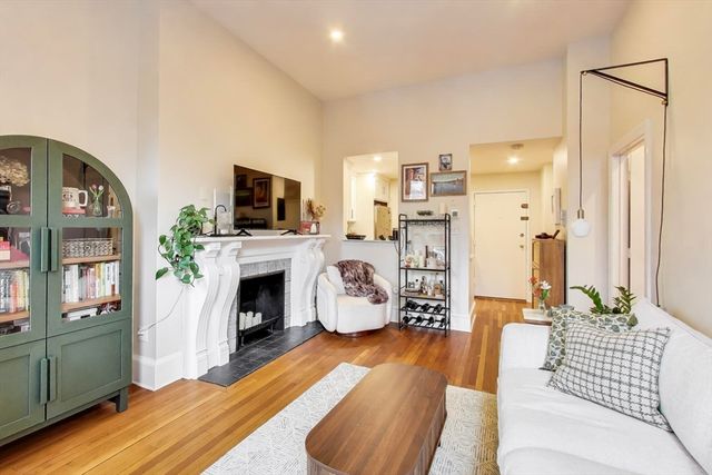 298 Commonwealth Ave 202, Boston, MA 02116