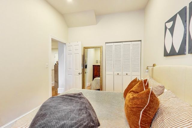 298 Commonwealth Ave 202, Boston, MA 02116