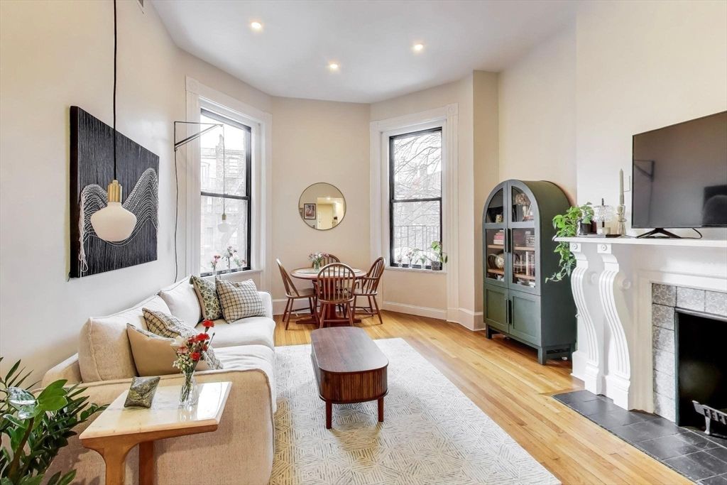 298 Commonwealth Ave 202, Boston, MA 02116