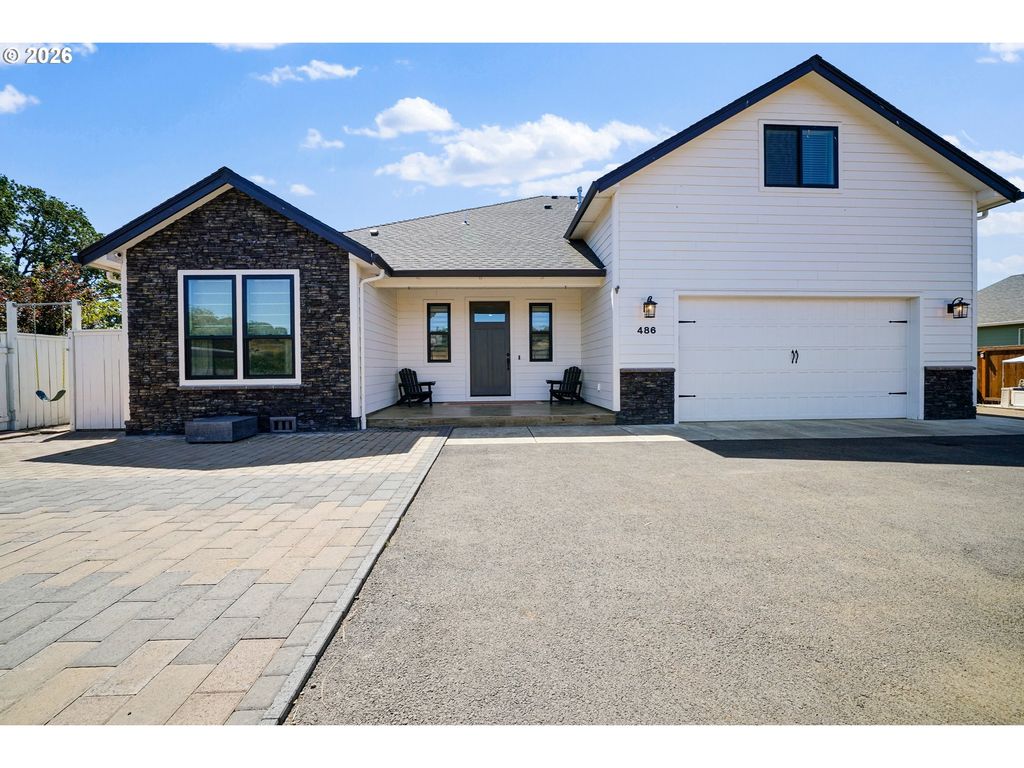 Image 1 of property listing at 486 Nw COAST MOUNTAIN Dr, Dallas, OR 97338