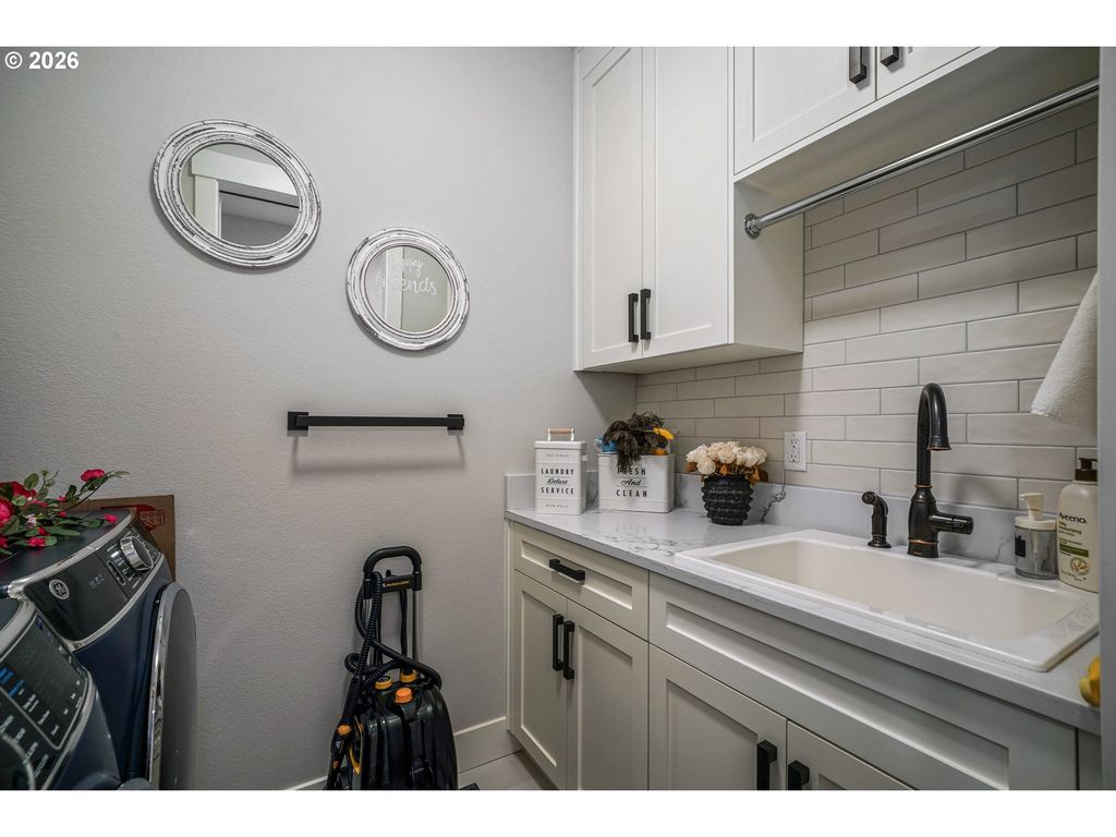 Image 17 of property listing at 486 Nw COAST MOUNTAIN Dr, Dallas, OR 97338