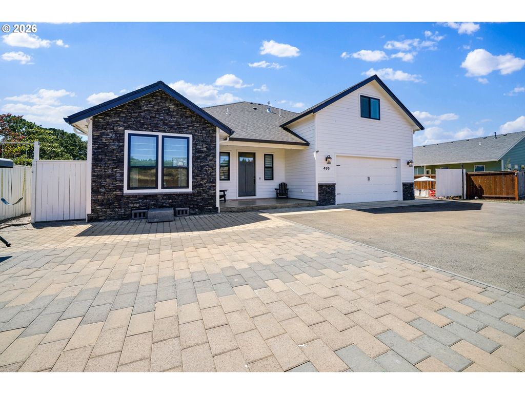 Image 2 of property listing at 486 Nw COAST MOUNTAIN Dr, Dallas, OR 97338