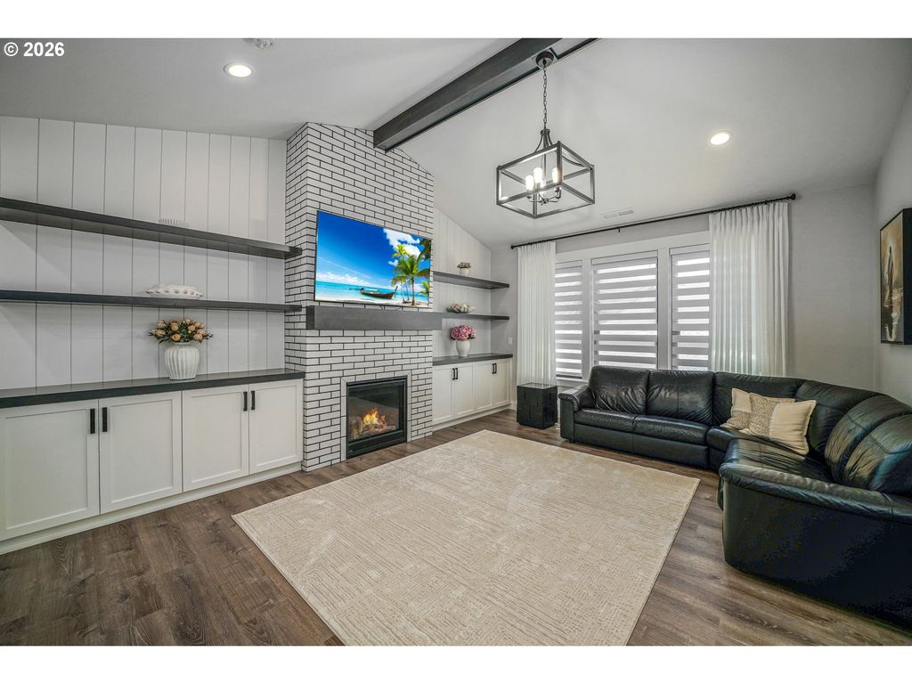 Image 20 of property listing at 486 Nw COAST MOUNTAIN Dr, Dallas, OR 97338