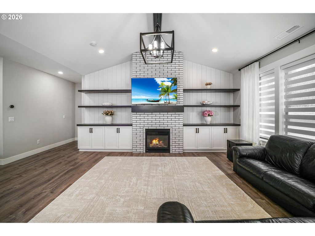 Image 21 of property listing at 486 Nw COAST MOUNTAIN Dr, Dallas, OR 97338