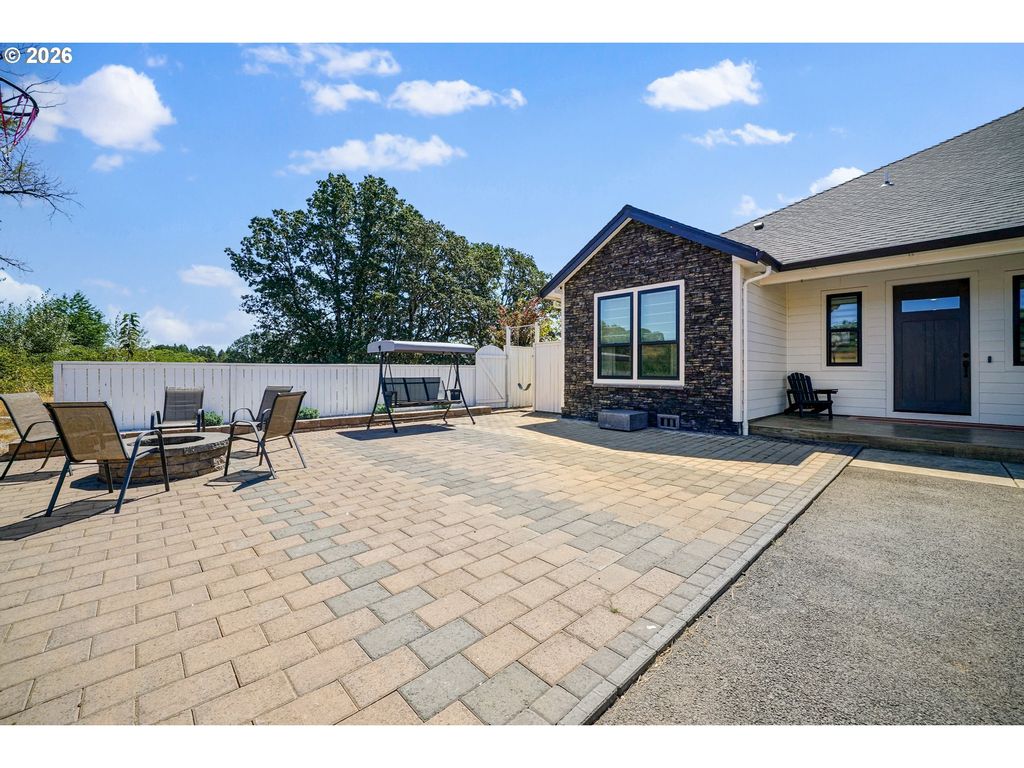 Image 3 of property listing at 486 Nw COAST MOUNTAIN Dr, Dallas, OR 97338