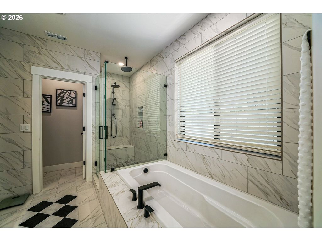 Image 38 of property listing at 486 Nw COAST MOUNTAIN Dr, Dallas, OR 97338