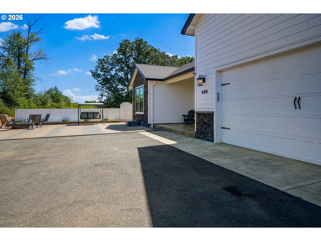 Image 4 of property listing at 486 Nw COAST MOUNTAIN Dr, Dallas, OR 97338