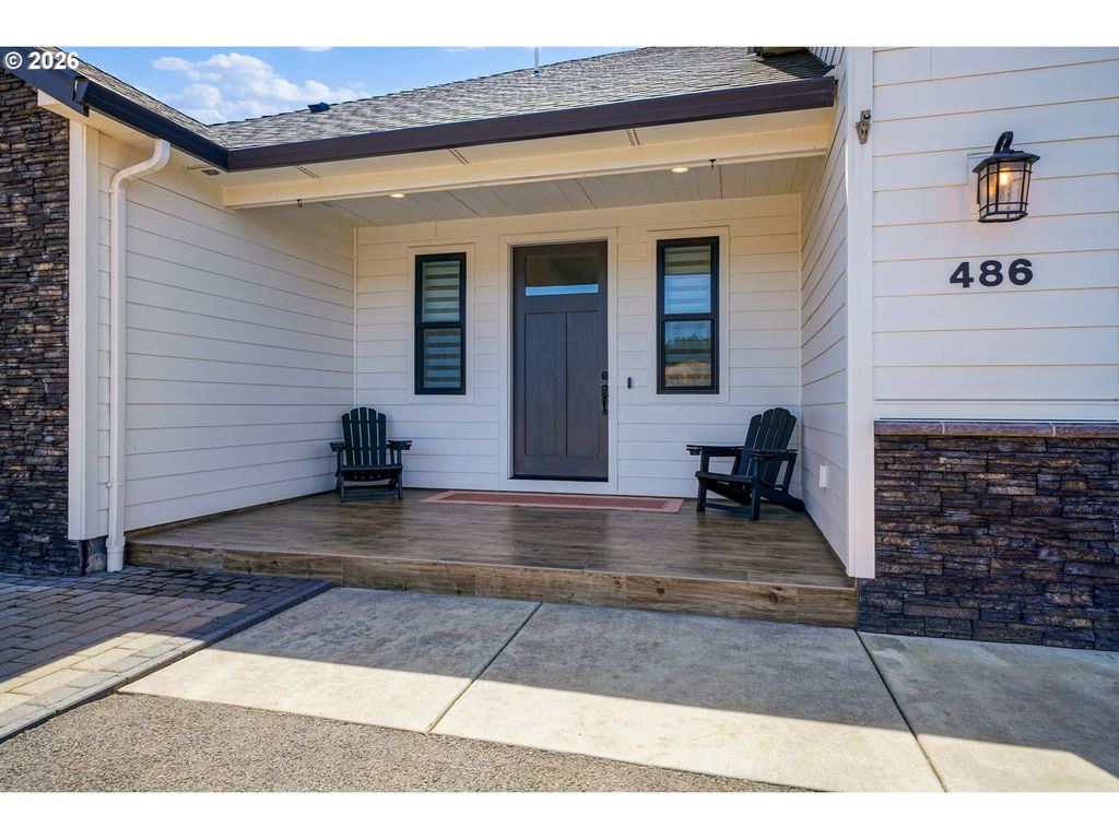 Image 5 of property listing at 486 Nw COAST MOUNTAIN Dr, Dallas, OR 97338