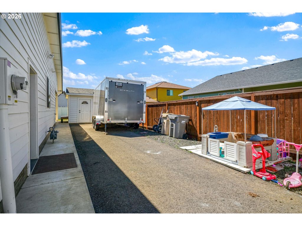 Image 6 of property listing at 486 Nw COAST MOUNTAIN Dr, Dallas, OR 97338