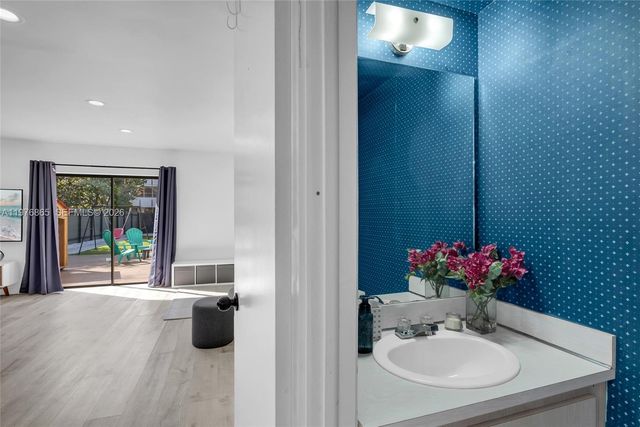 2172 NE 171st St, North Miami Beach, FL 33162