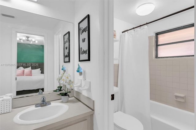 2172 NE 171st St, North Miami Beach, FL 33162