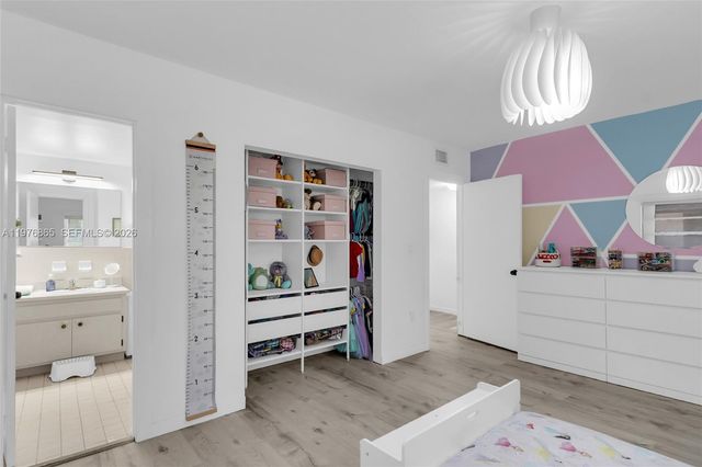 2172 NE 171st St, North Miami Beach, FL 33162