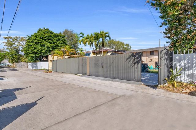 2172 NE 171st St, North Miami Beach, FL 33162