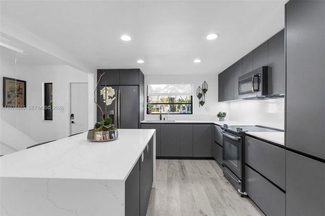 2172 NE 171st St, North Miami Beach, FL 33162