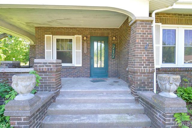 717 Crestwood Drive, Godfrey, IL 62035