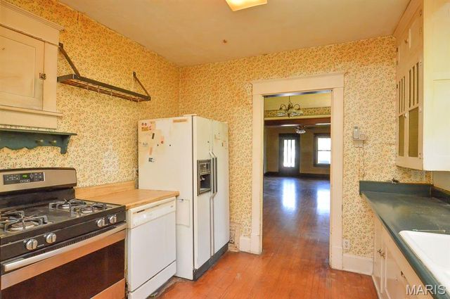 717 Crestwood Drive, Godfrey, IL 62035