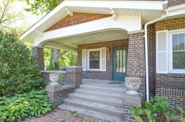 717 Crestwood Drive, Godfrey, IL 62035