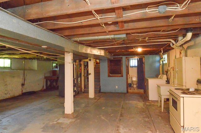 717 Crestwood Drive, Godfrey, IL 62035