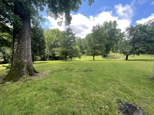 1061 Wheeler View Dr, Muscle Shoals, AL 35661