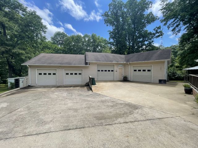 1061 Wheeler View Dr, Muscle Shoals, AL 35661