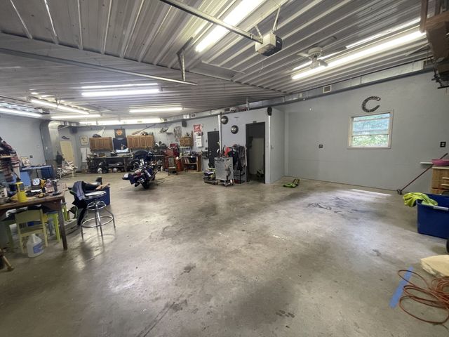 1061 Wheeler View Dr, Muscle Shoals, AL 35661