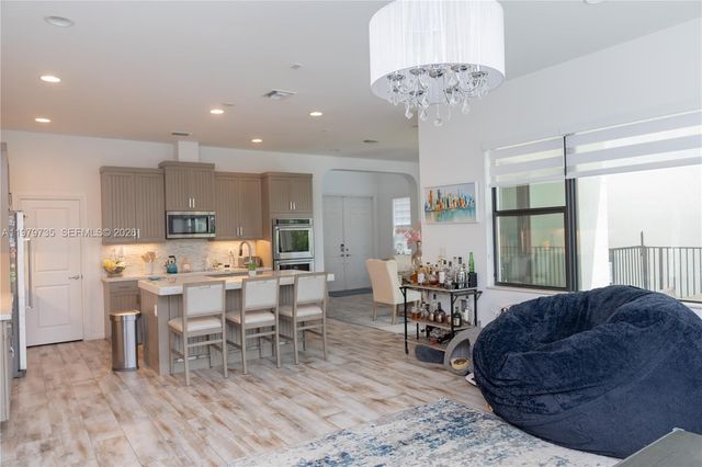 11826 SW 13th Ct, Pembroke Pines, FL 33025