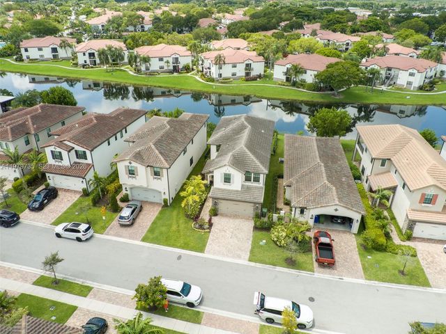 11826 SW 13th Ct, Pembroke Pines, FL 33025