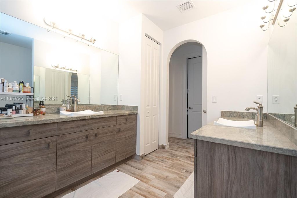 Image 10 of property listing at 11826 SW 13th Ct, Pembroke Pines, FL 33025