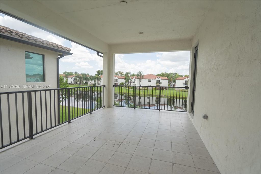 Image 11 of property listing at 11826 SW 13th Ct, Pembroke Pines, FL 33025
