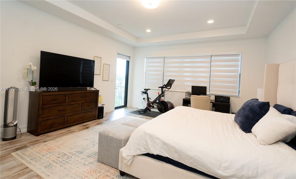 Image 16 of property listing at 11826 SW 13th Ct, Pembroke Pines, FL 33025