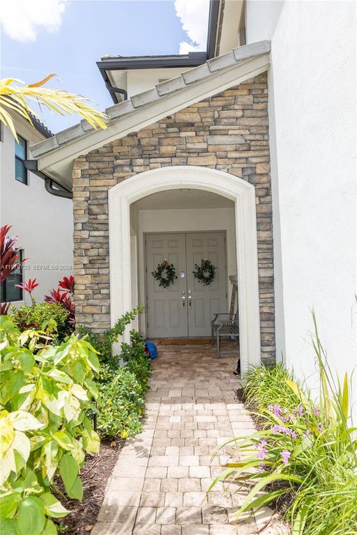 Image 31 of property listing at 11826 SW 13th Ct, Pembroke Pines, FL 33025