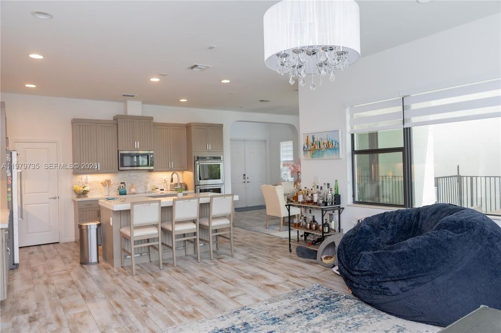 Image 39 of property listing at 11826 SW 13th Ct, Pembroke Pines, FL 33025