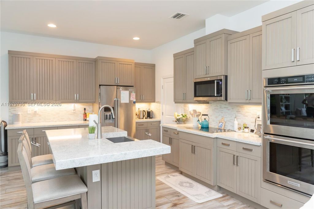 Image 4 of property listing at 11826 SW 13th Ct, Pembroke Pines, FL 33025