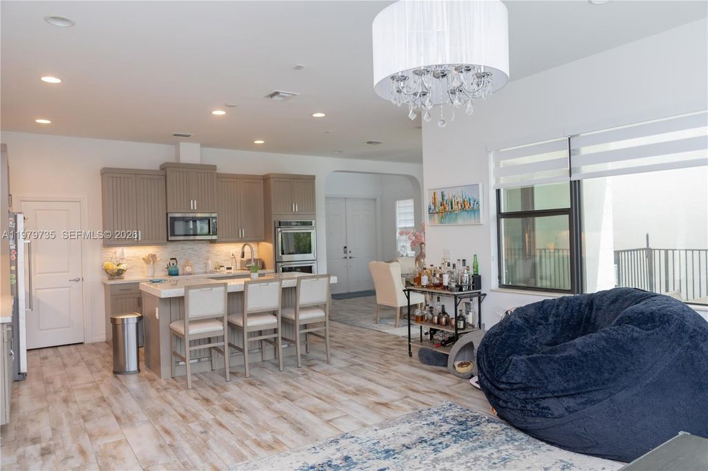 Image 40 of property listing at 11826 SW 13th Ct, Pembroke Pines, FL 33025