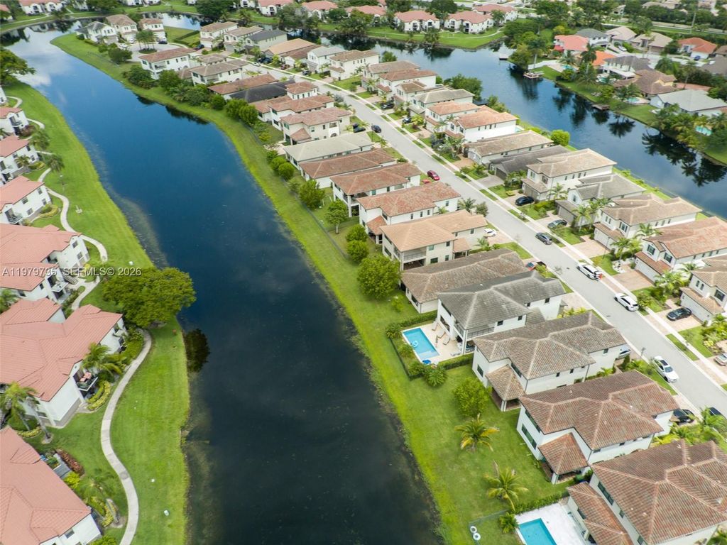 Image 52 of property listing at 11826 SW 13th Ct, Pembroke Pines, FL 33025