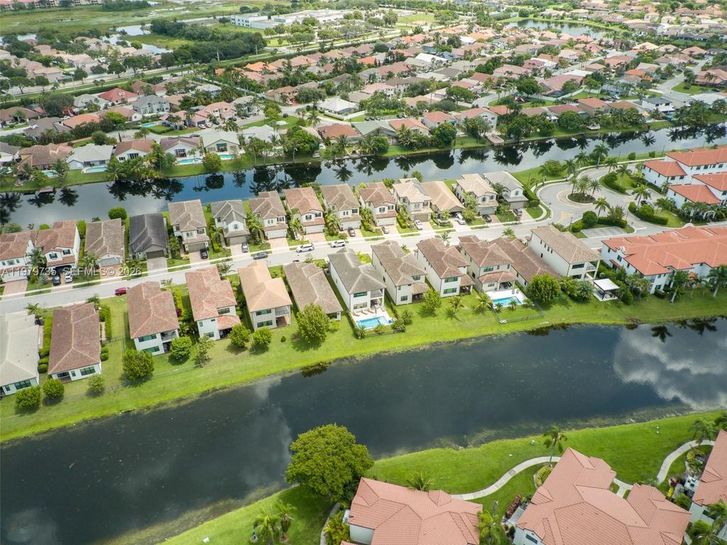 Image 54 of property listing at 11826 SW 13th Ct, Pembroke Pines, FL 33025