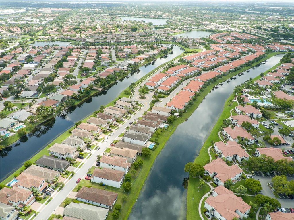 Image 55 of property listing at 11826 SW 13th Ct, Pembroke Pines, FL 33025