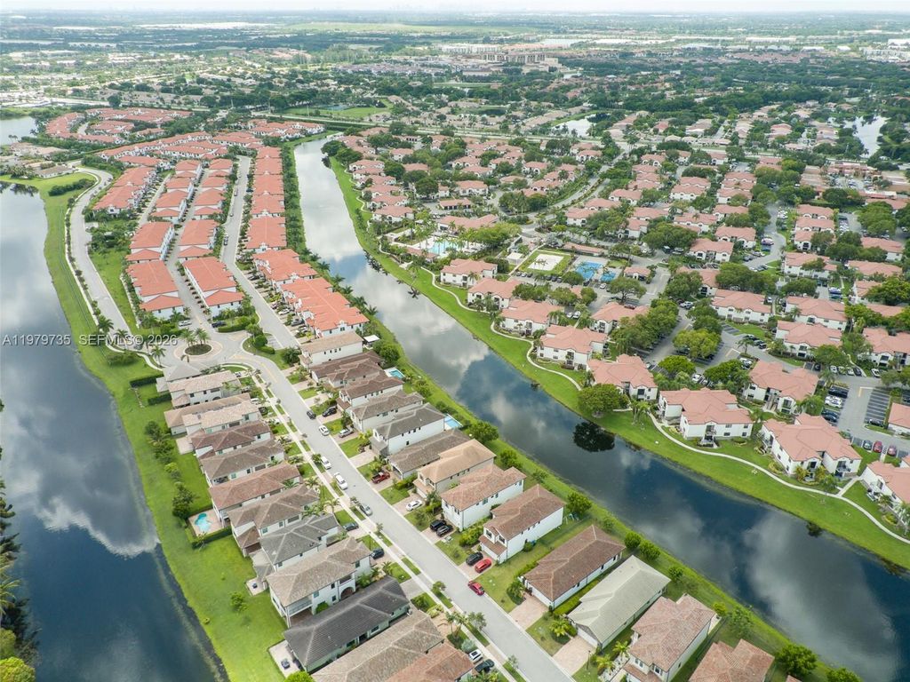 Image 56 of property listing at 11826 SW 13th Ct, Pembroke Pines, FL 33025