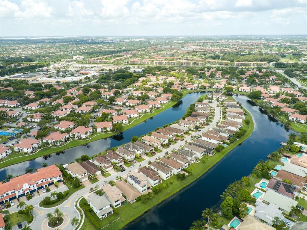 Image 57 of property listing at 11826 SW 13th Ct, Pembroke Pines, FL 33025