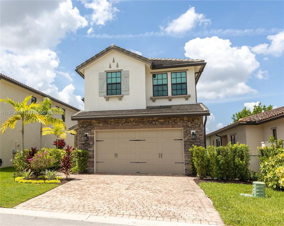 Image 6 of property listing at 11826 SW 13th Ct, Pembroke Pines, FL 33025