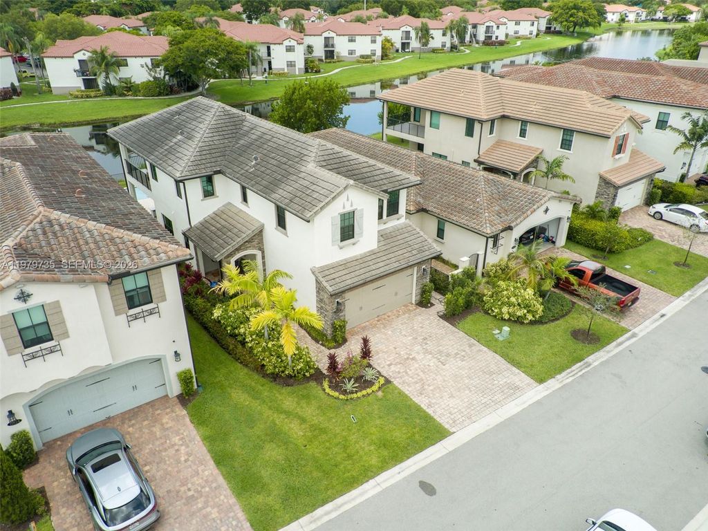 Image 61 of property listing at 11826 SW 13th Ct, Pembroke Pines, FL 33025